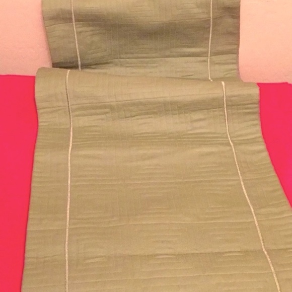 Fieldcrest Classic Tablerunner - Picture 2 of 12